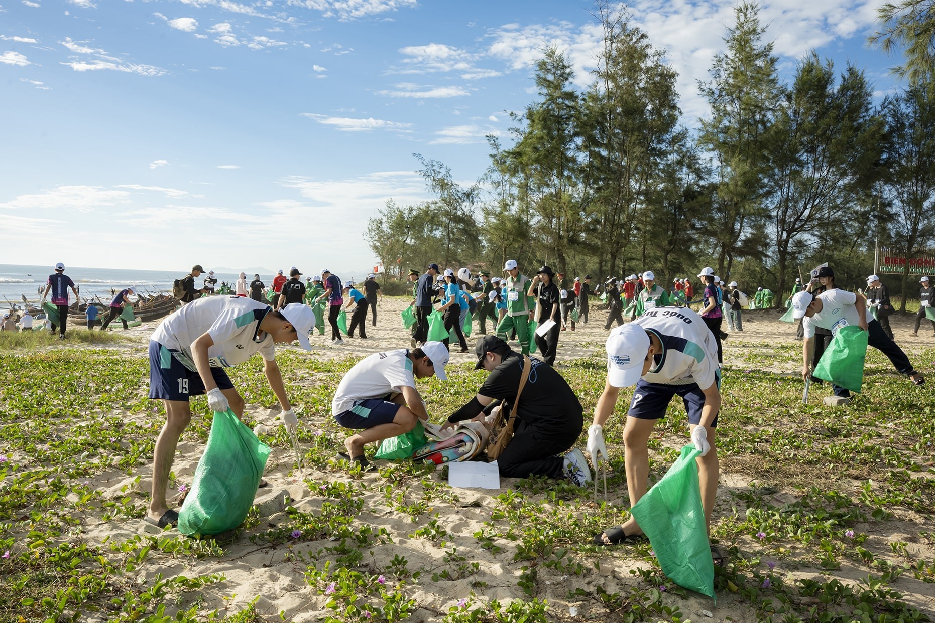 Tổ chức lễ ra quân tuyên truyền bảo vệ môi trường, bảo tồn đa dạng sinh học thông qua giảm thiểu phát sinh rác thải nhựa